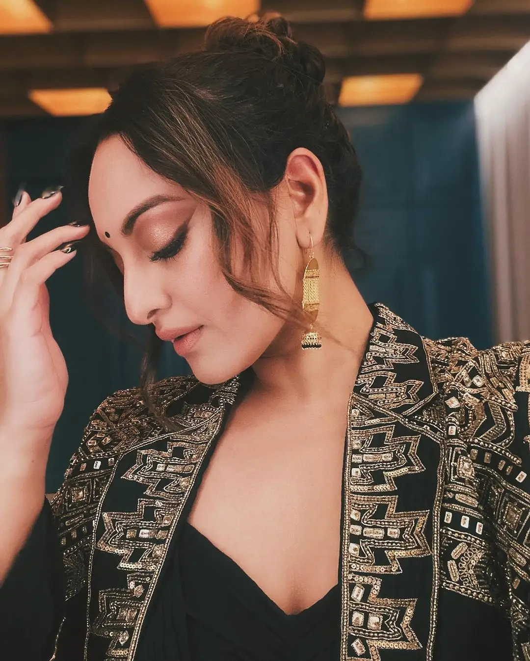 Sonakshi Sinha Stills In Beautiful Earrings Black Lehenga Choli